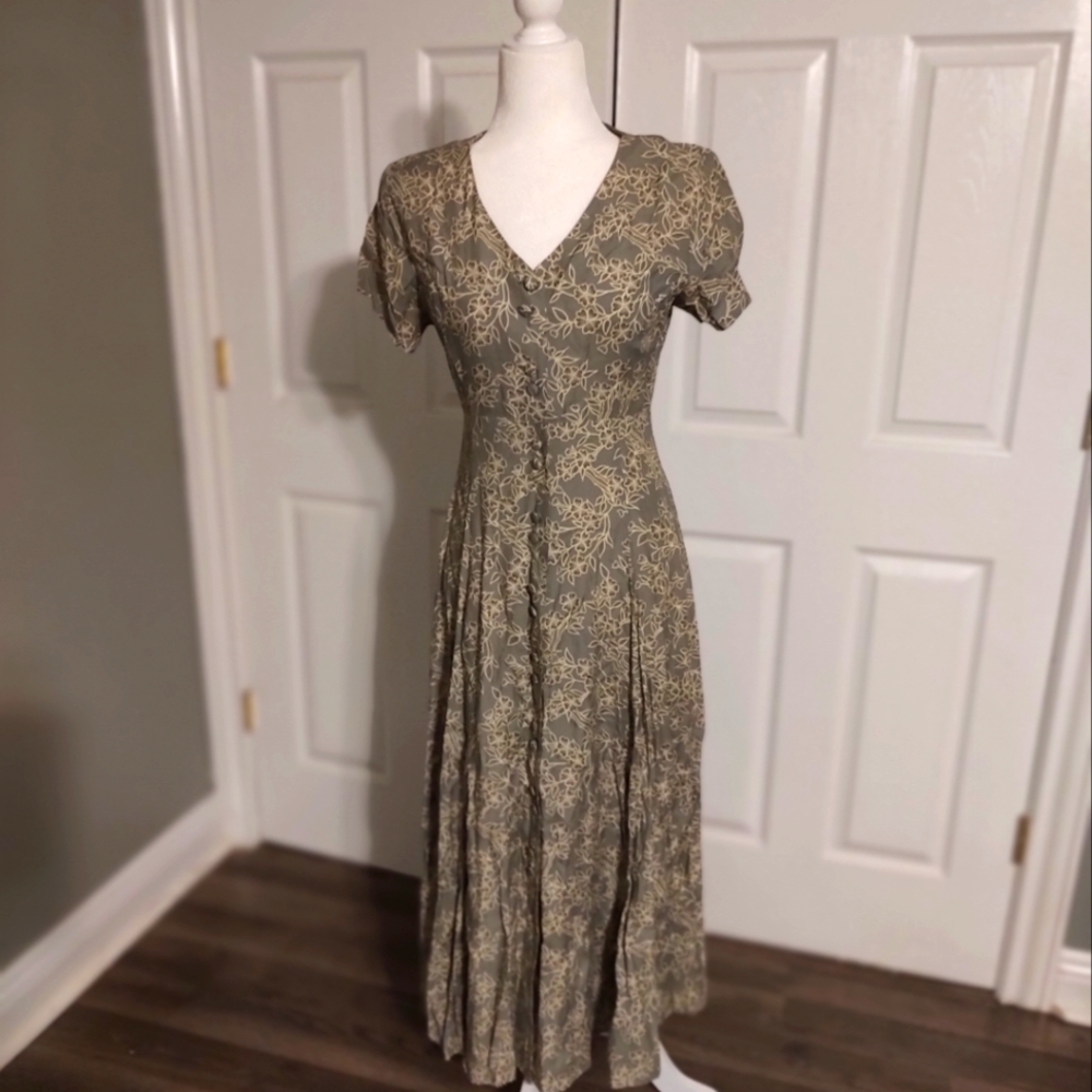 Gorgeous flowing maxi dress